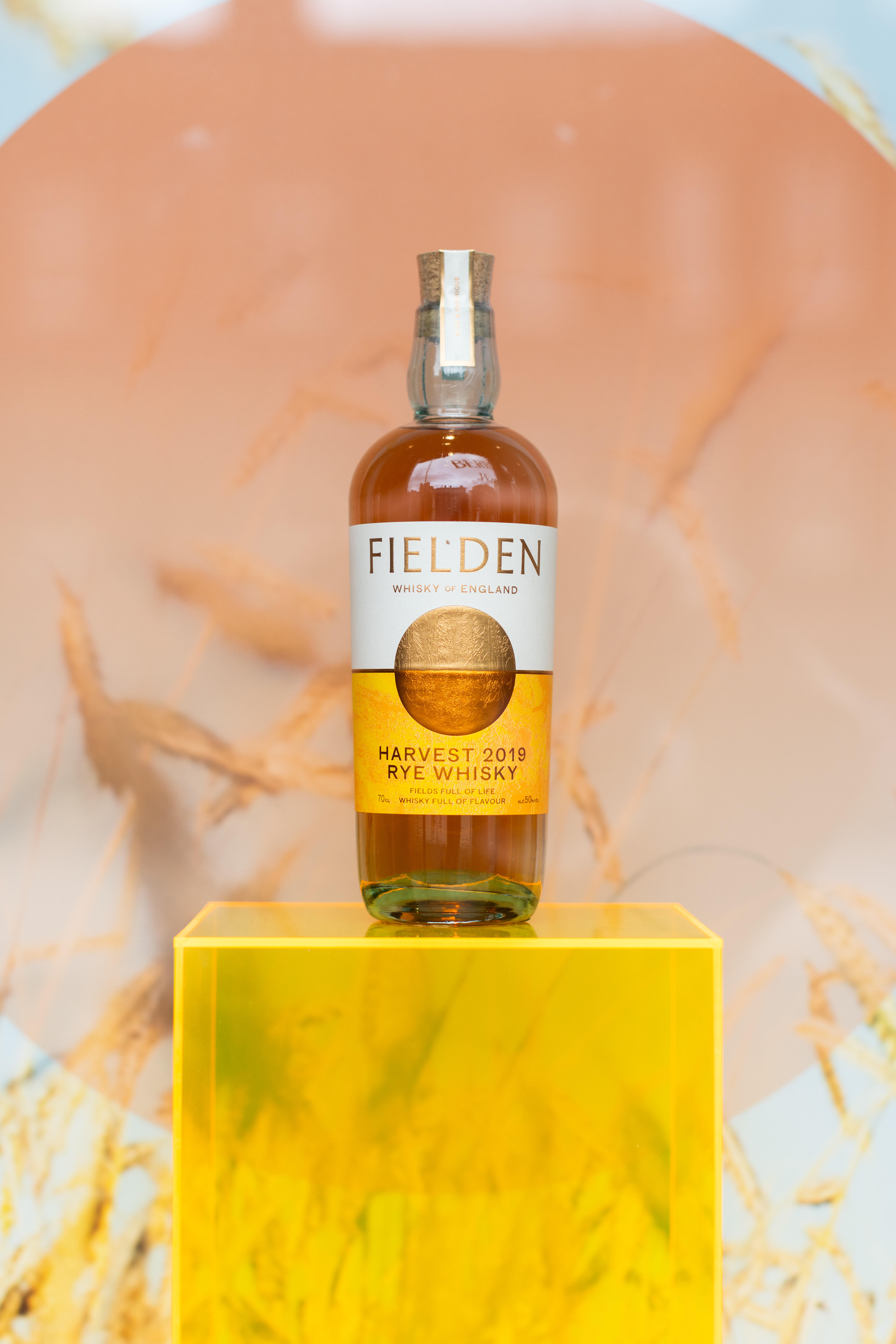 Widnows-display-spirits-shop-Fielden-whisky-of-England-7